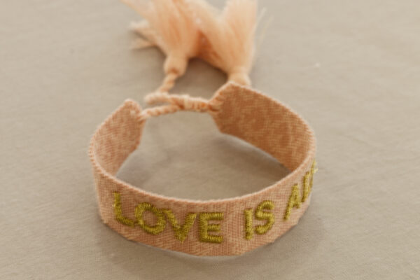 Stoffarmband "Love is all"